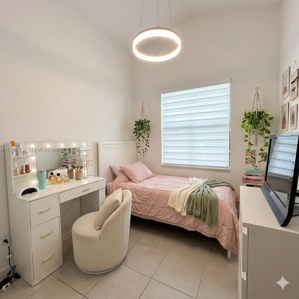 312 Nw 36th Ave - Photo 4 of 8