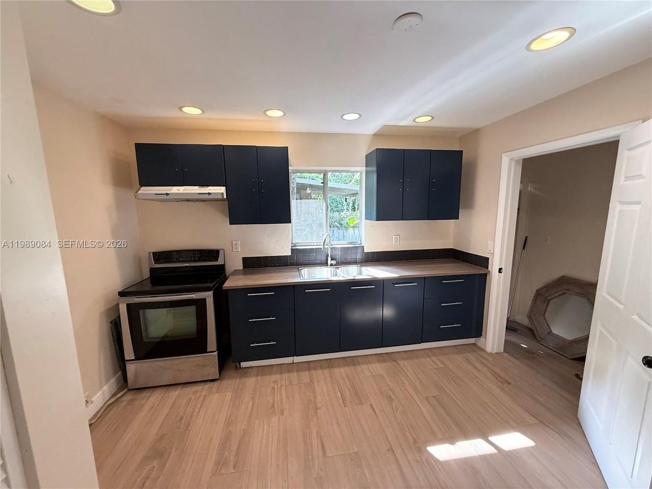 287 Ne 118th Ter #D - Photo 3 of 8