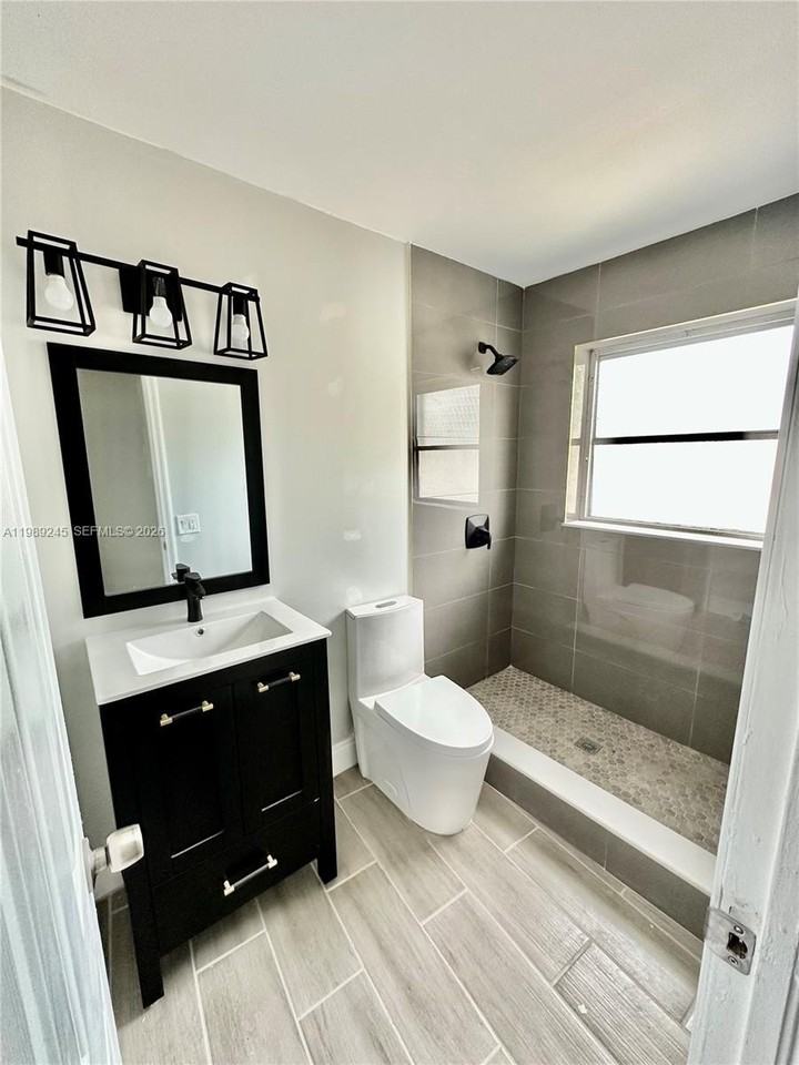 2600 Ne 8th Ave - Photo 5 of 13