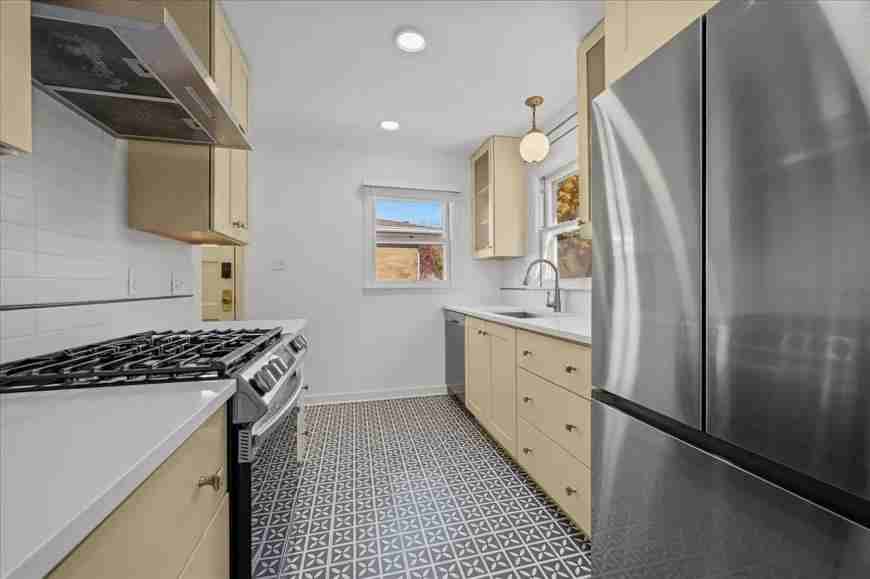 425 Ingleside Ave - Photo 5 of 10