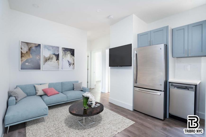 1715 E 8th St - Photo 4 of 5