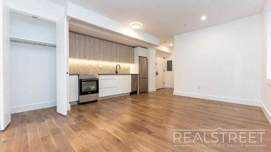 128 Montrose Ave - Photo 3 of 10