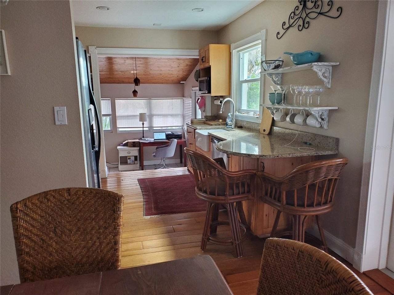 227 Lychee Rd - Photo 4 of 33