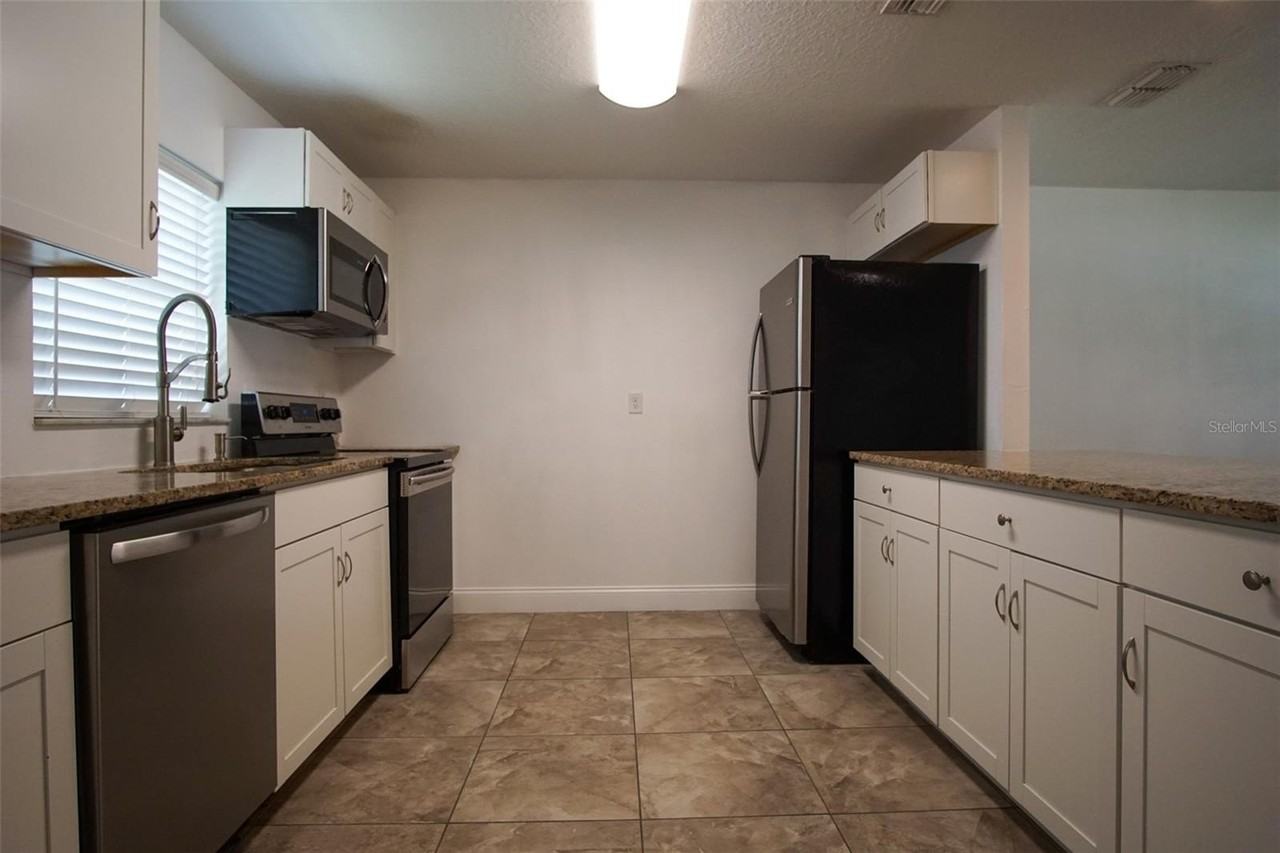 217 W Maple St - Photo 4 of 18