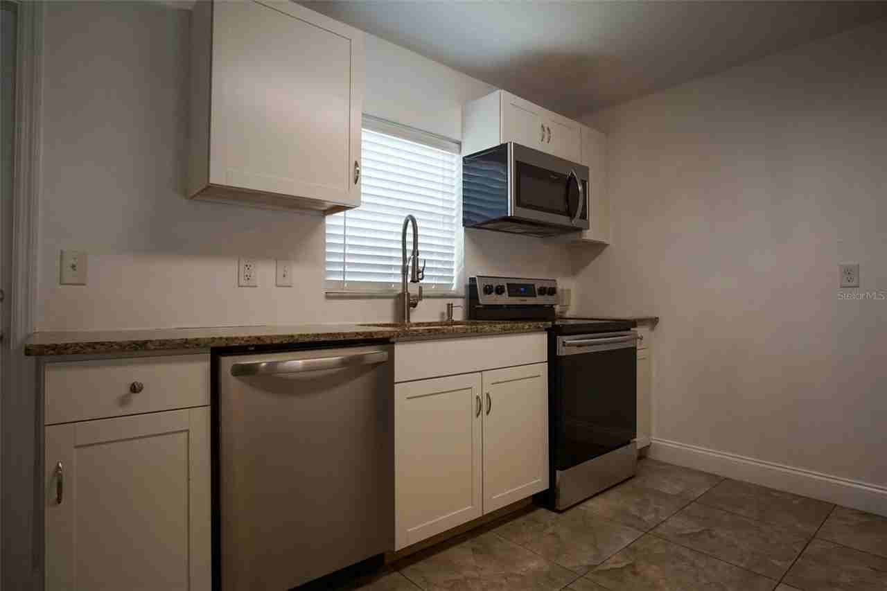 217 W Maple St - Photo 5 of 18