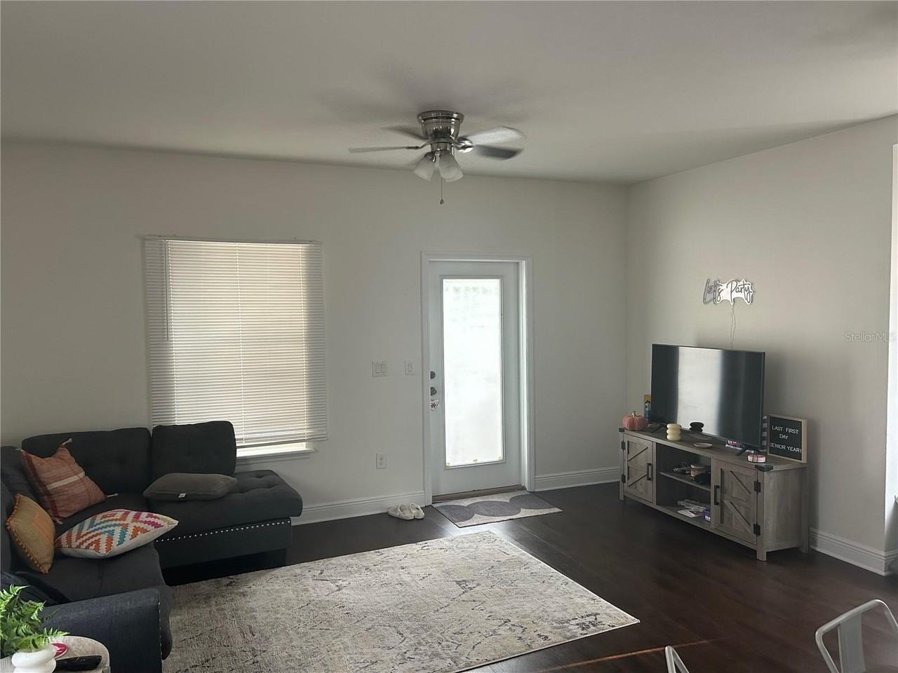 2128 W Walnut St - Photo 4 of 16