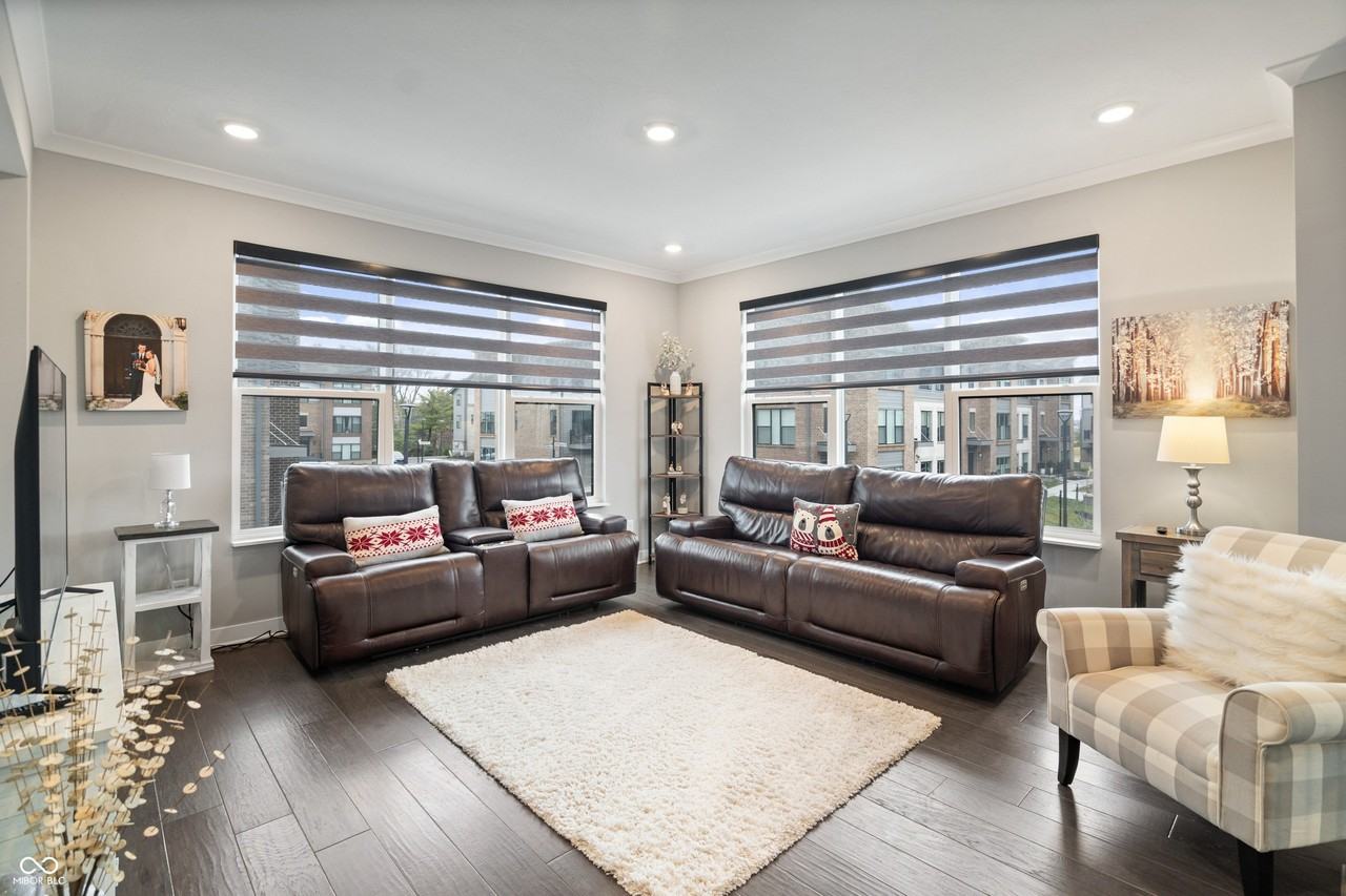 661 Golborne St - Photo 2 of 25