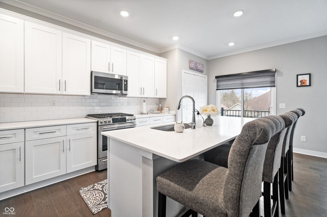 661 Golborne St - Photo 4 of 25