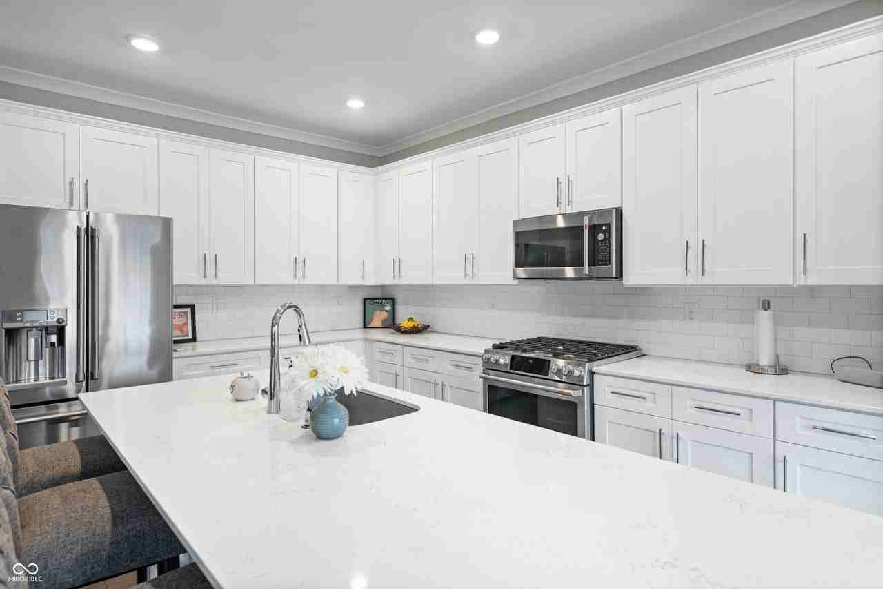 661 Golborne St - Photo 5 of 25