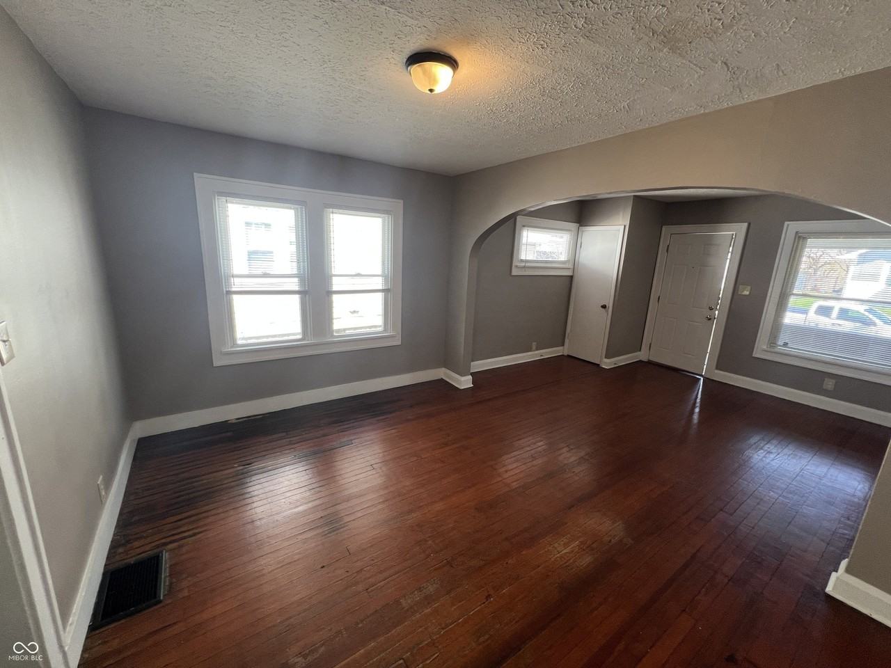 896 N Gladstone Ave - Photo 2 of 10