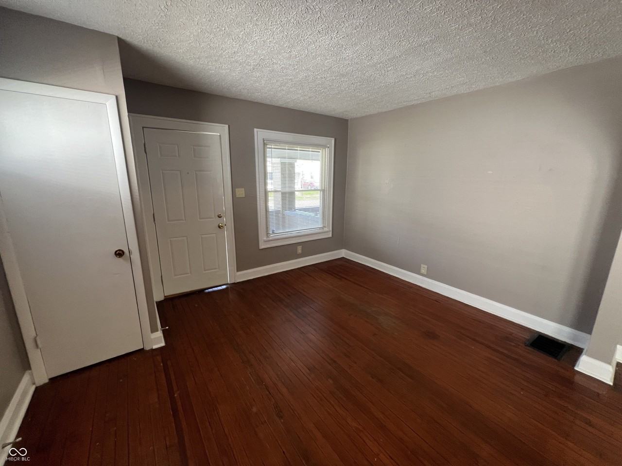 896 N Gladstone Ave - Photo 3 of 10