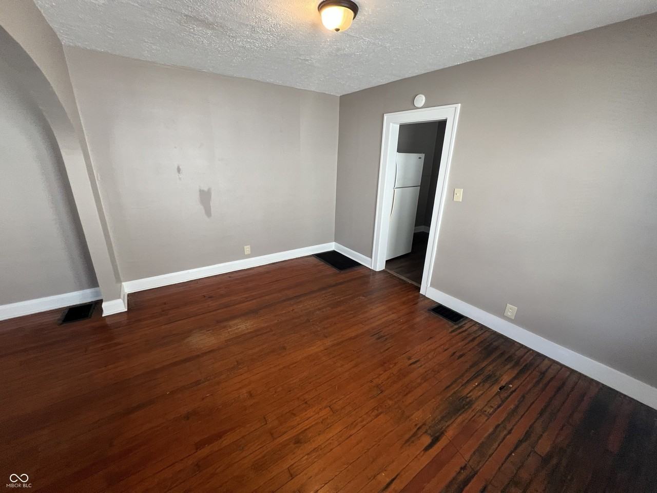 896 N Gladstone Ave - Photo 4 of 10