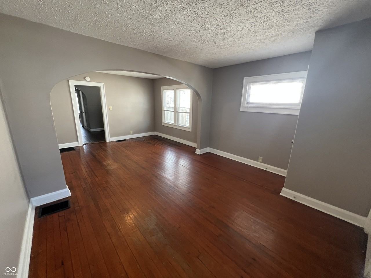 896 N Gladstone Ave - Photo 5 of 10