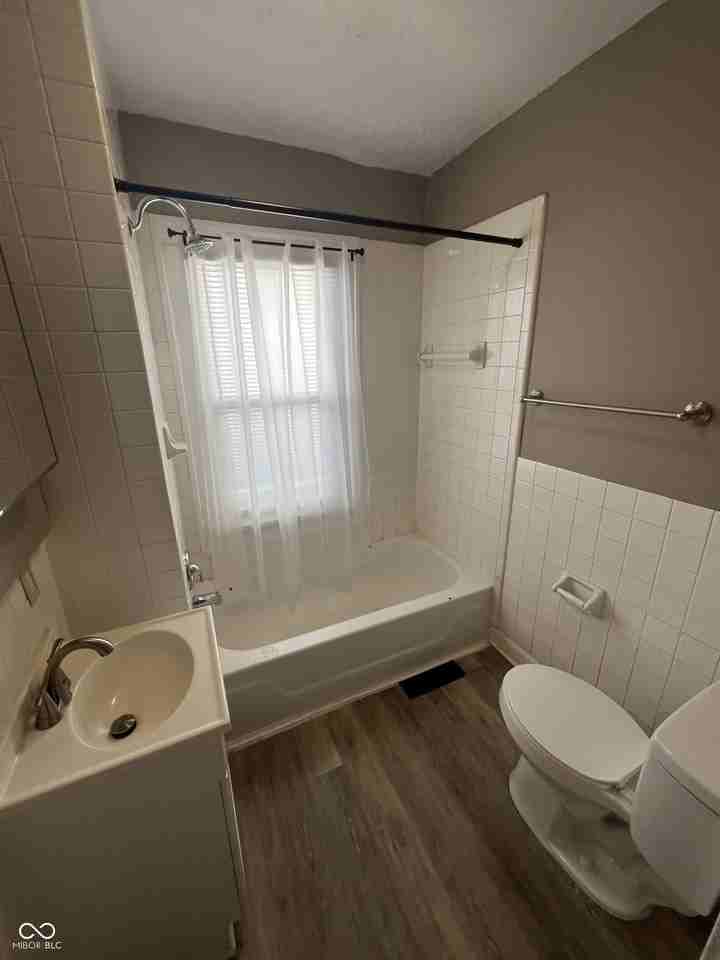 896 N Gladstone Ave - Photo 7 of 10