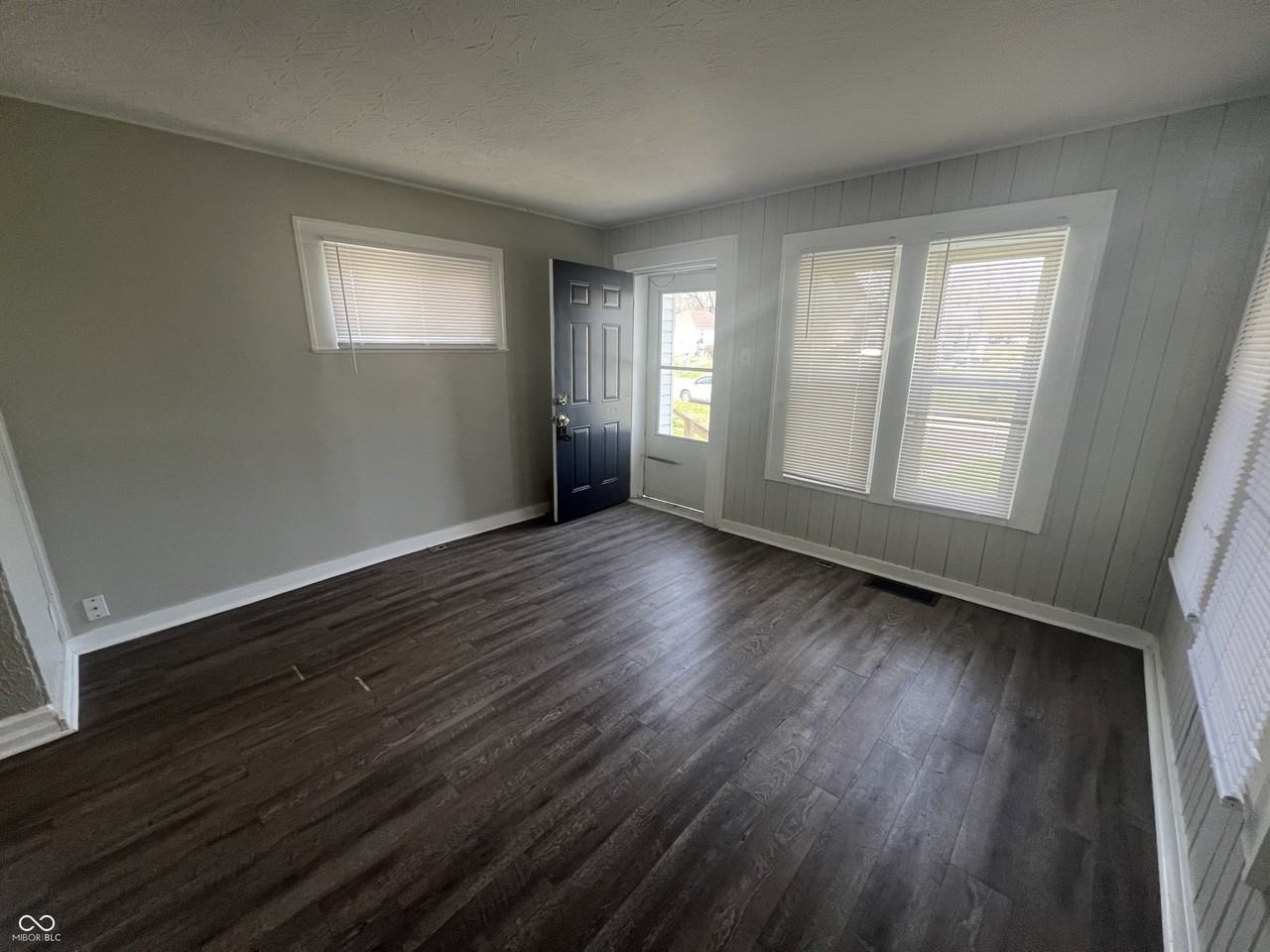 4919 Orion Ave - Photo 3 of 16