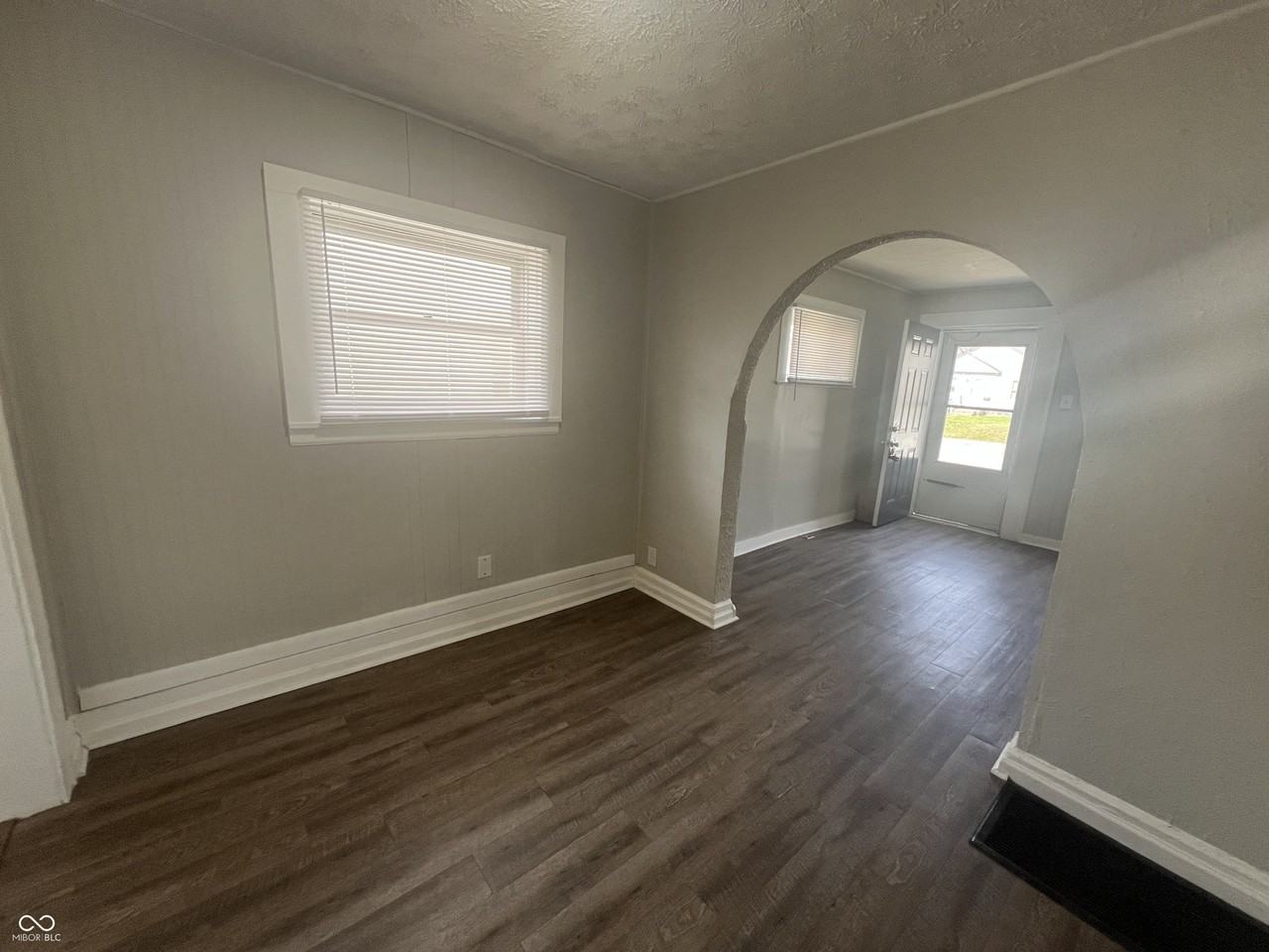 4919 Orion Ave - Photo 5 of 16