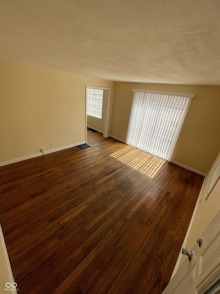 53 Jenny Ln - Photo 3 of 12