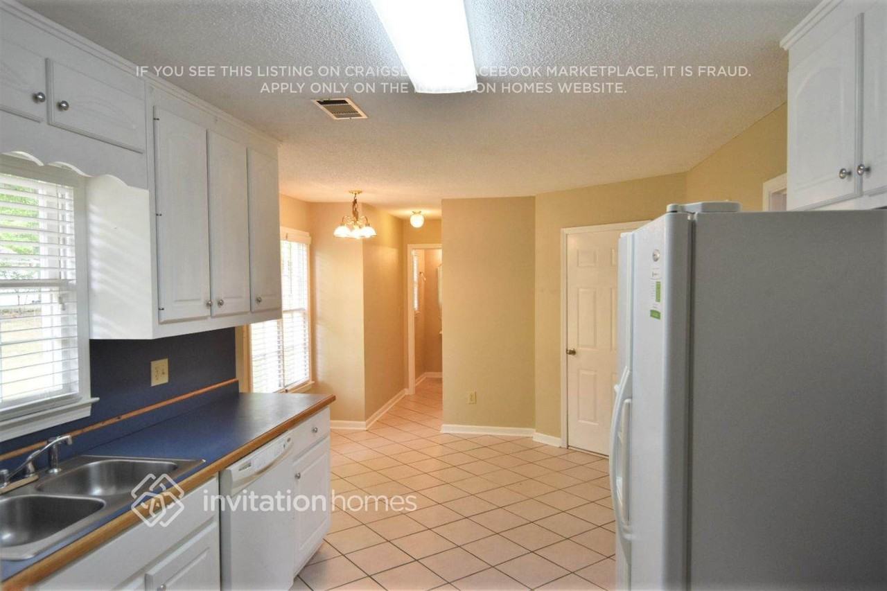 135 Lacey Oak Ln - Photo 4 of 16