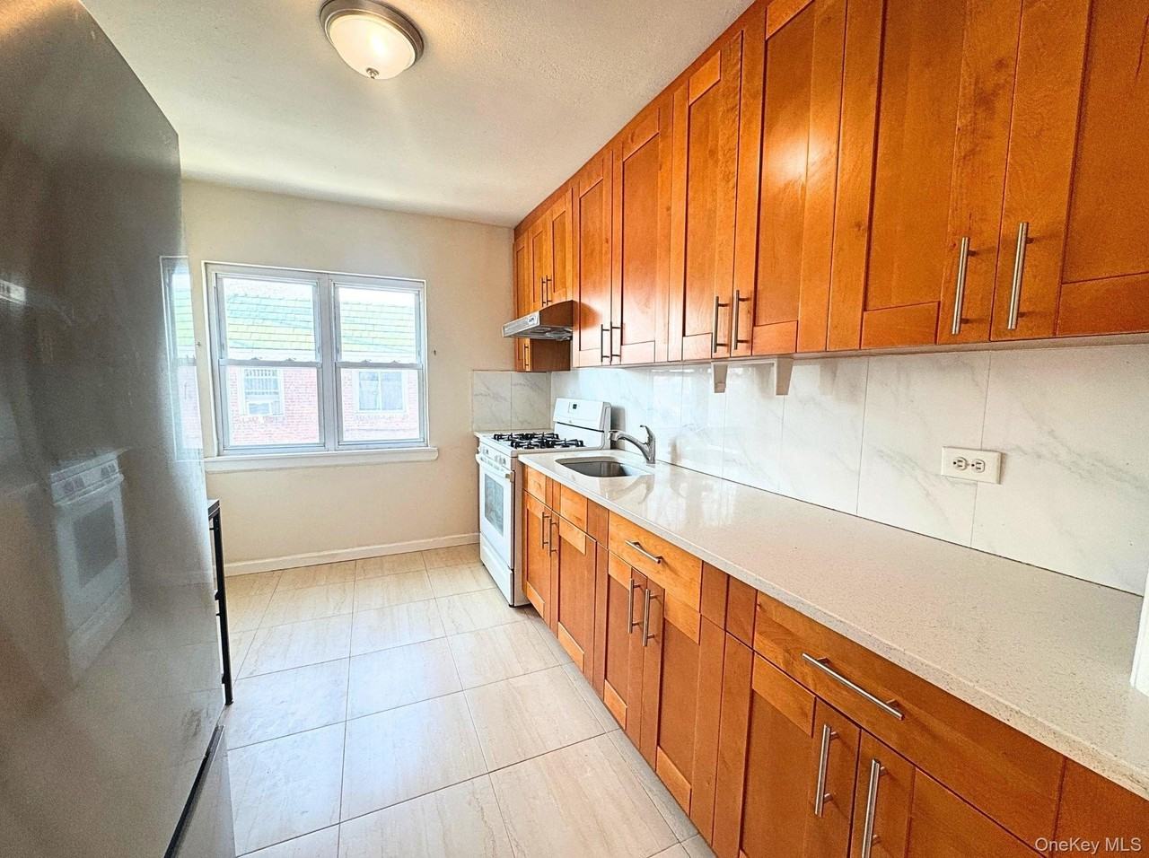 7531 198th St 2nd Fl - Photo 3 of 8