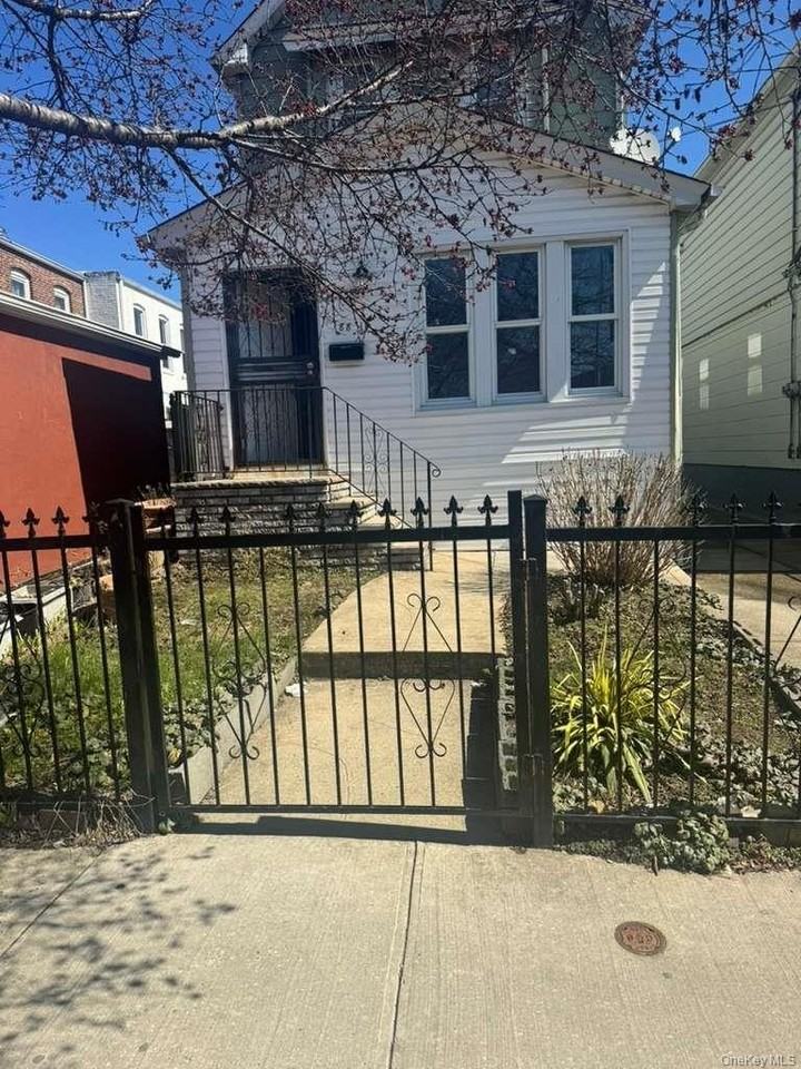 8811 185th St - Photo 2 of 15