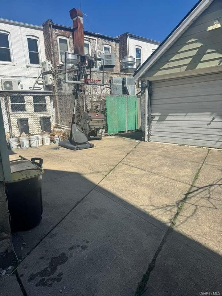 8811 185th St - Photo 4 of 15