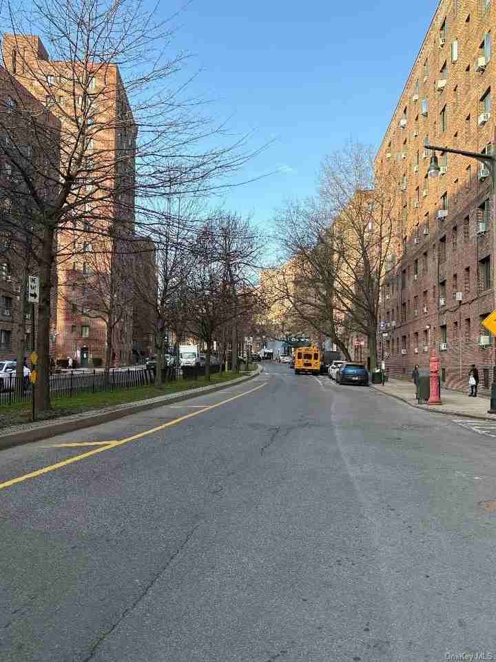 1591 Metropolitan Ave Apt 5i - Photo 3 of 3