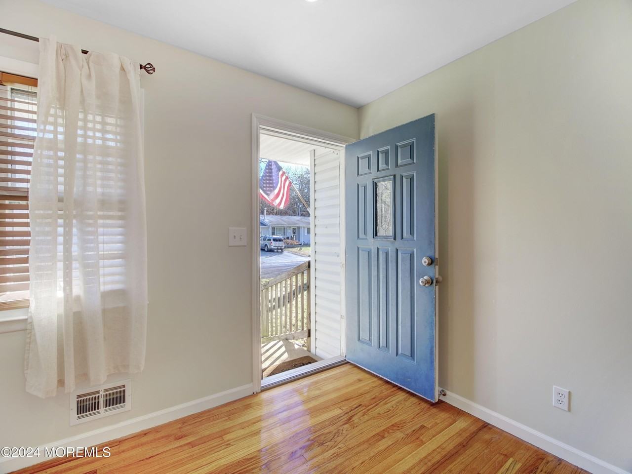 18 Blue Spruce Dr - Photo 4 of 25