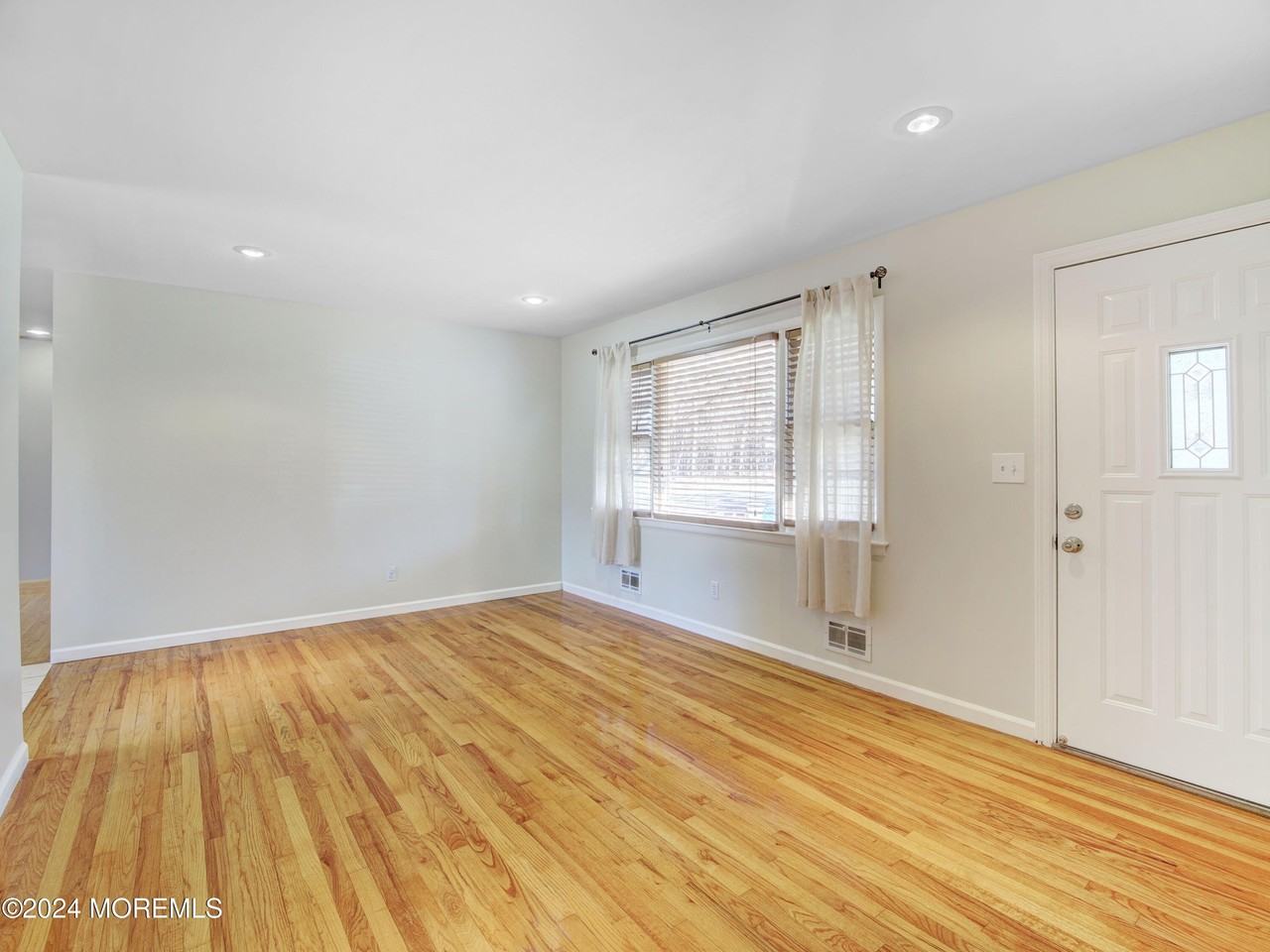 18 Blue Spruce Dr - Photo 5 of 25