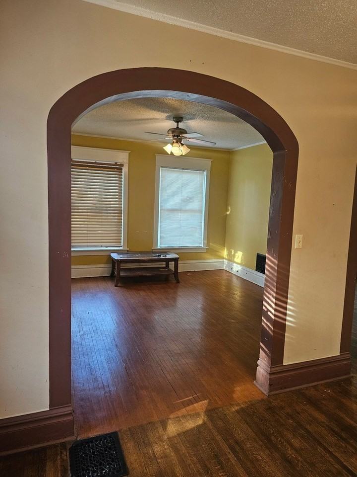 809 W 4th St Unit 0 - Photo 3 of 7