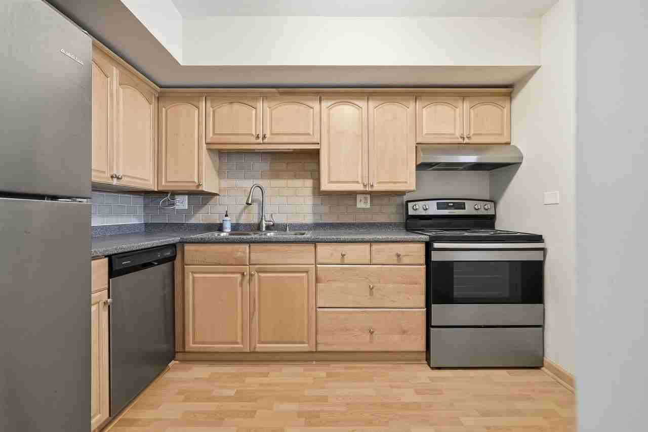 751 S Dwyer Ave Apt F - Photo 7 of 25