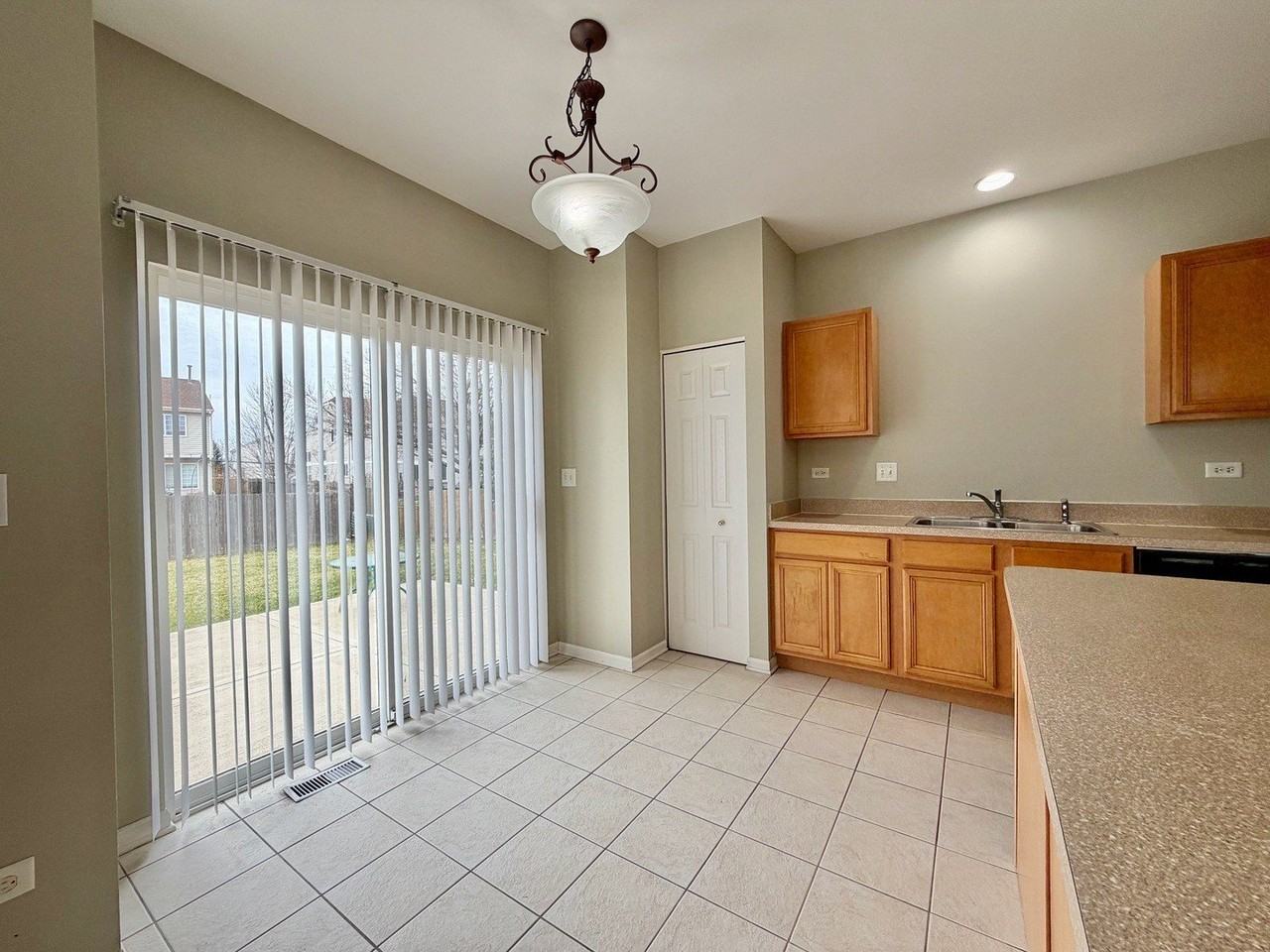 2479 Montclair Ln - Photo 7 of 25