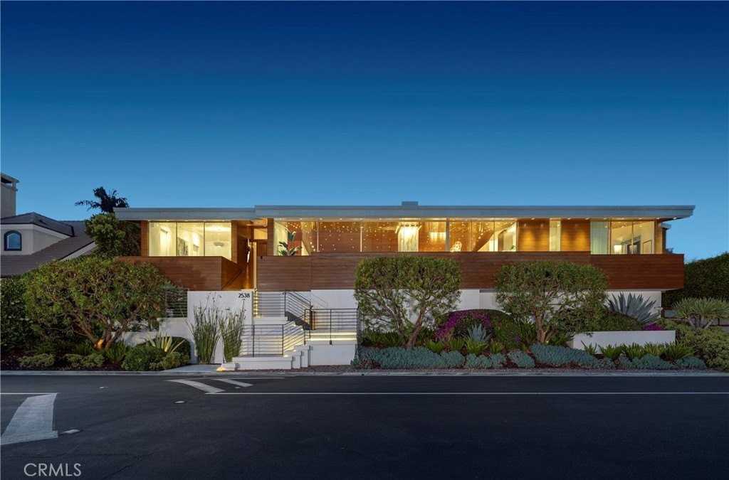 2538 Monaco Dr - Photo 2 of 34