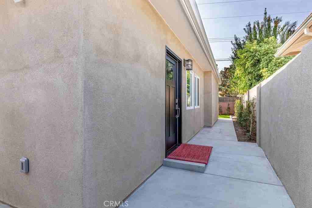 522 N Maplewood St - Photo 2 of 11