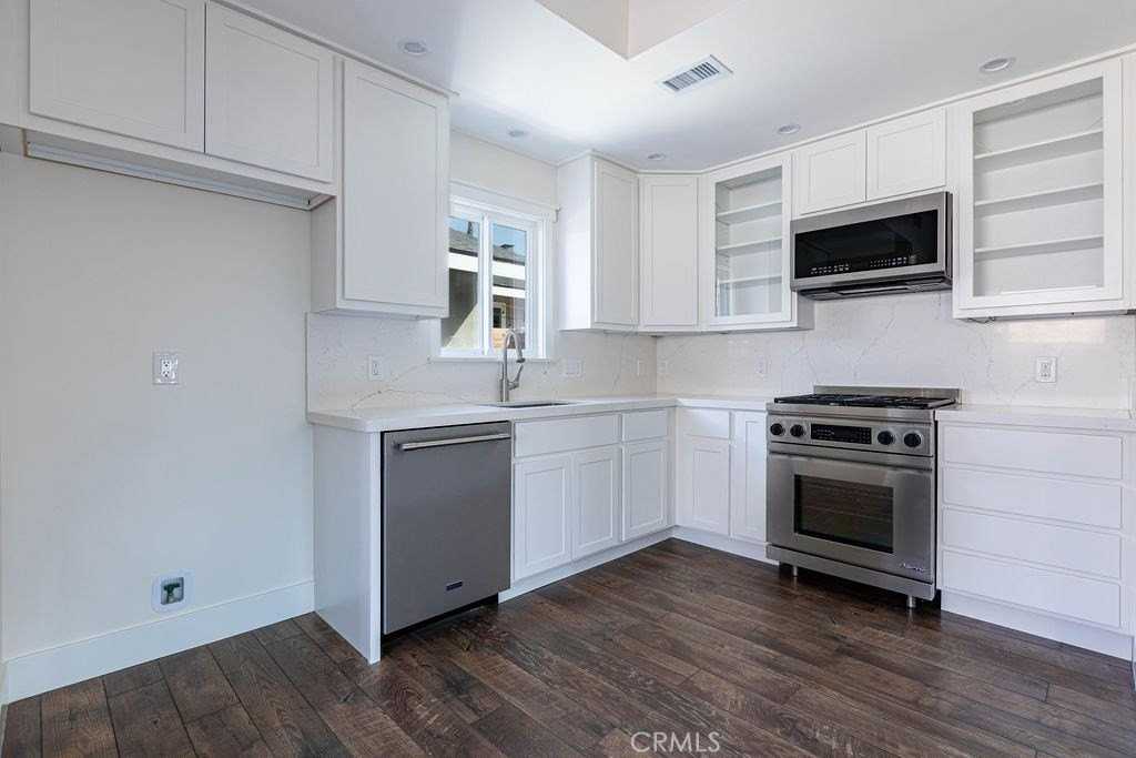 522 N Maplewood St - Photo 5 of 11