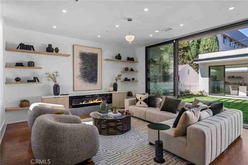 14519 Greenleaf St - Photo 4 of 38