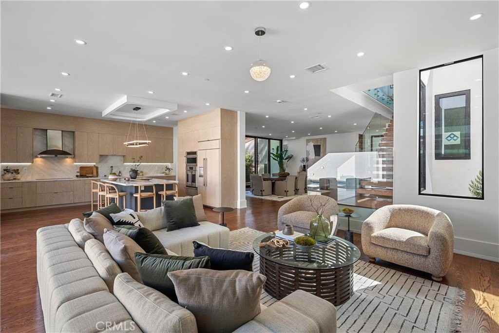 14519 Greenleaf St - Photo 5 of 38