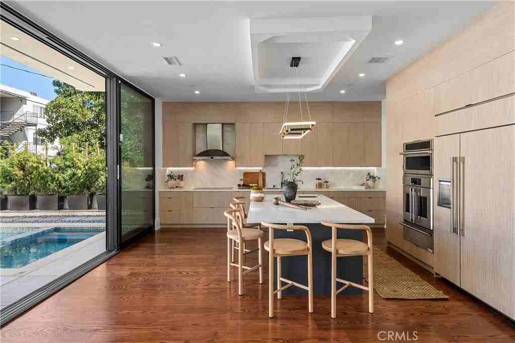 14519 Greenleaf St - Photo 6 of 38