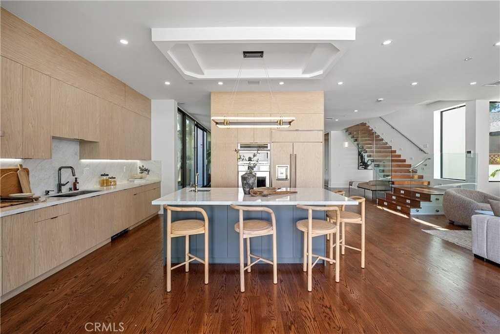 14519 Greenleaf St - Photo 7 of 38