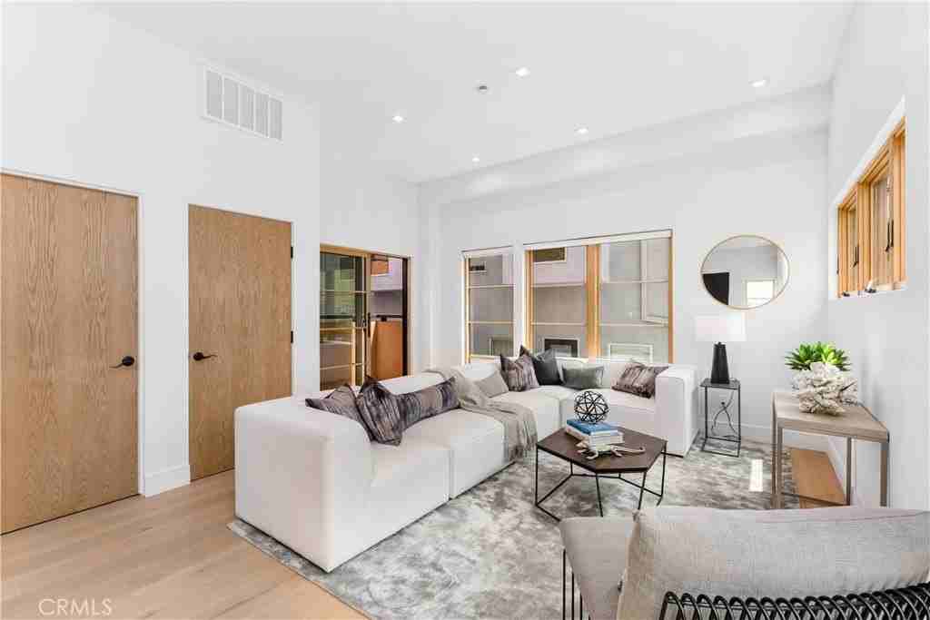 1035 N Vista Street 1/2 - Photo 3 of 32