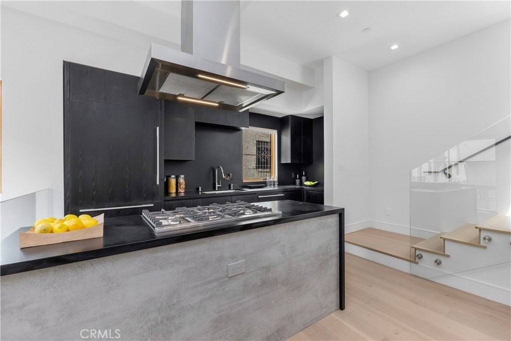 1035 N Vista Street 1/2 - Photo 7 of 32