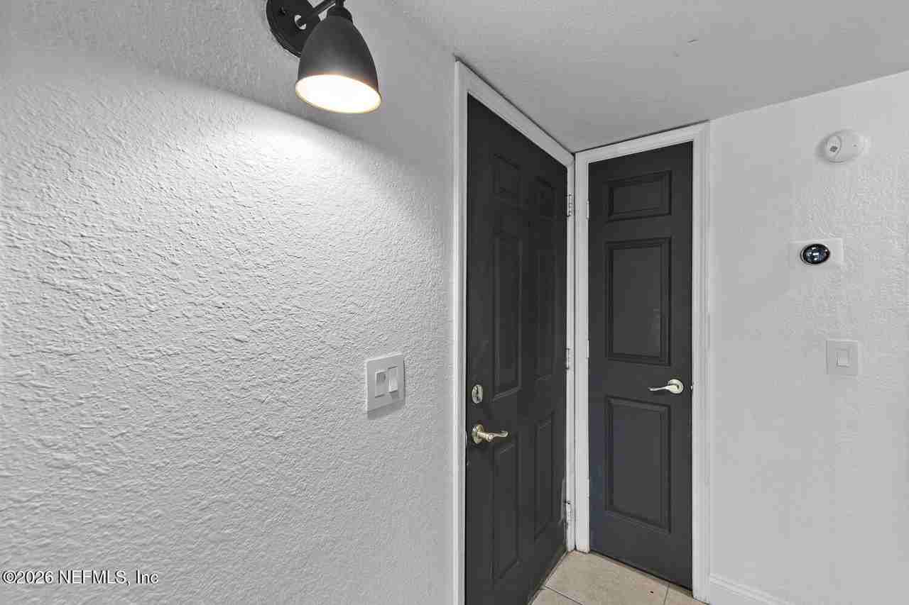 864 Shoreline Cir - Photo 2 of 36