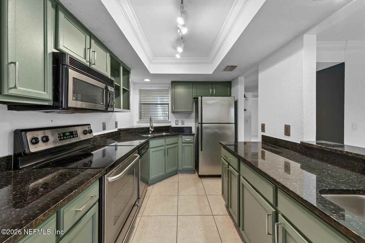 864 Shoreline Cir - Photo 4 of 36