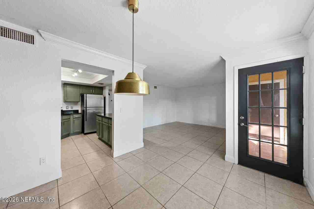 864 Shoreline Cir - Photo 7 of 36