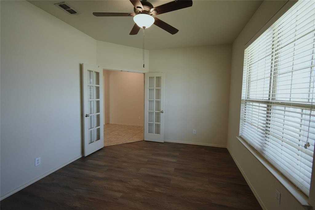 201 Plantation Dr - Photo 5 of 37