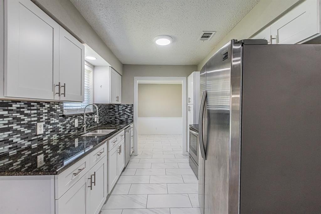 311 Hedgerow Ln - Photo 4 of 18