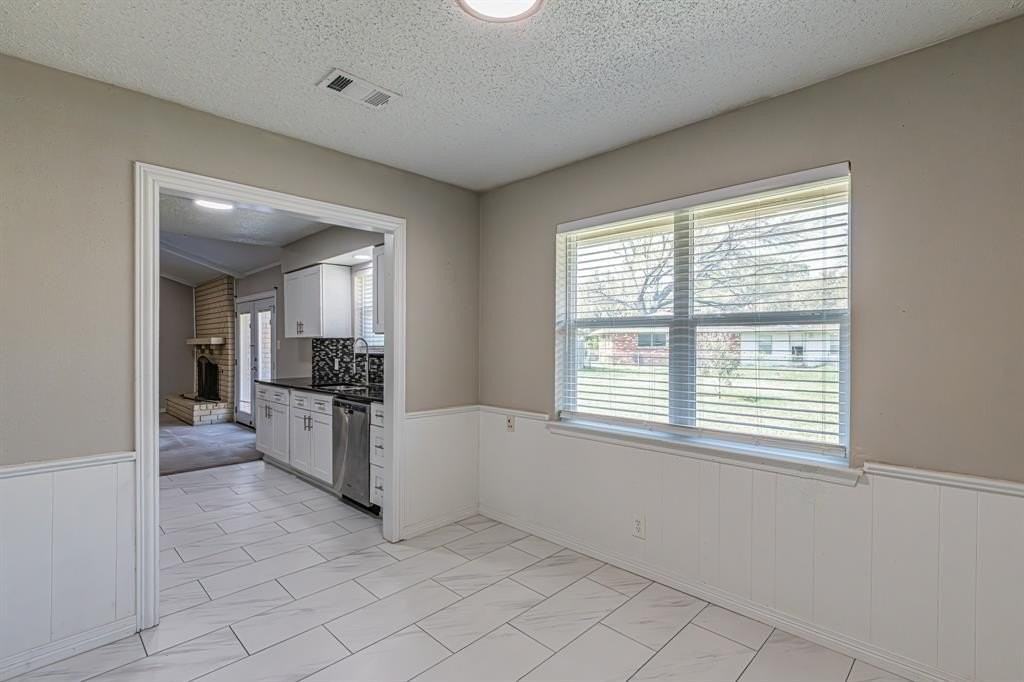 311 Hedgerow Ln - Photo 6 of 18