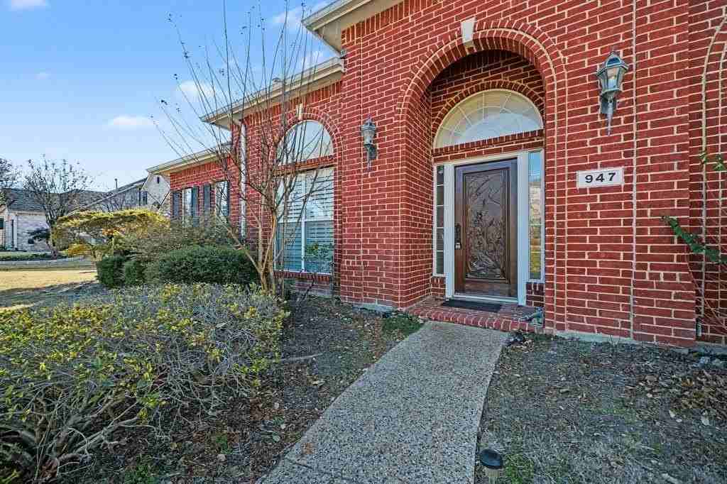 947 Sunset Hill Dr - Photo 2 of 32