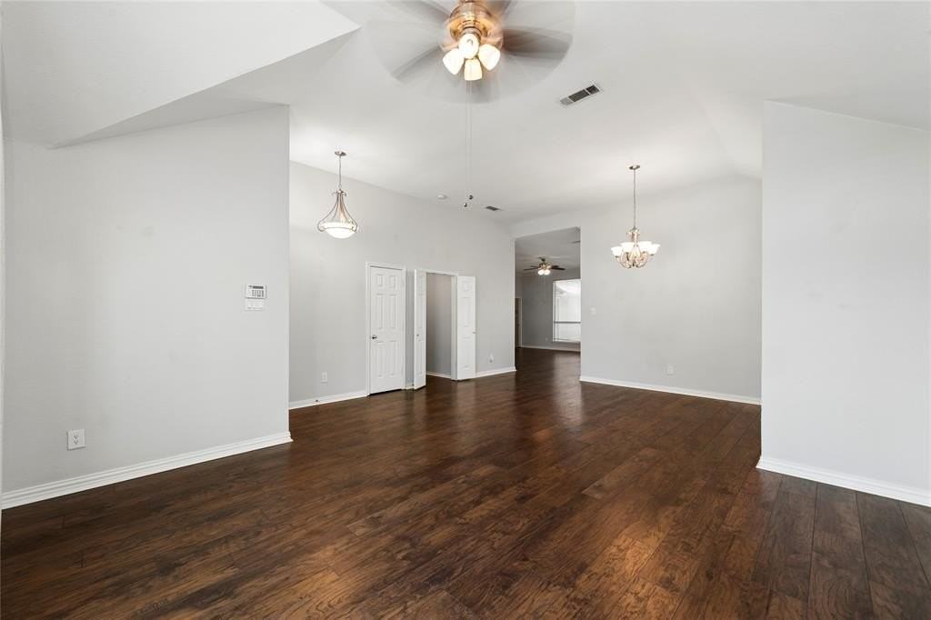 5415 Plantation Ln - Photo 3 of 32