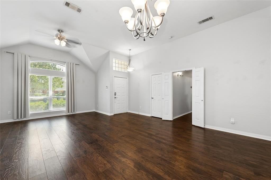 5415 Plantation Ln - Photo 4 of 32