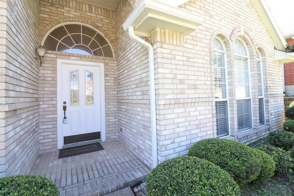 1728 Bennington Dr - Photo 3 of 31